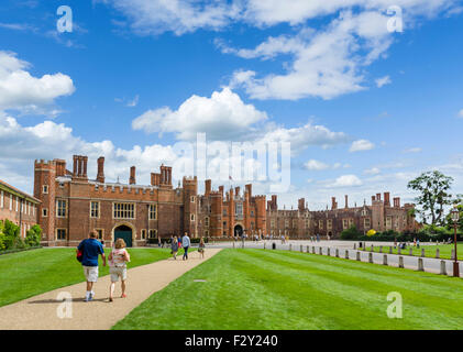 Fronte ovest e ingresso principale di Hampton Court Palace, Richmond Upon Thames, London, England, Regno Unito Foto Stock