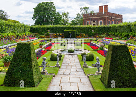 Lo stagno di giardini, Hampton Court Palace, Greater London, England, Regno Unito Foto Stock