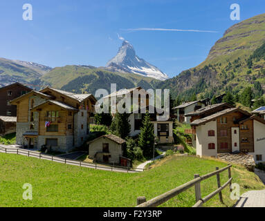 Matterhorn argille su alcune case di villaggio in Zermatt, Svizzera. Foto Stock