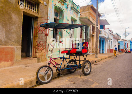 CAMAGUEY, CUBA - 4 Settembre 2015: bicitaxi è una variante di bicicletta utilizzata per il trasporto di turisti e di merci come un taxi. Foto Stock