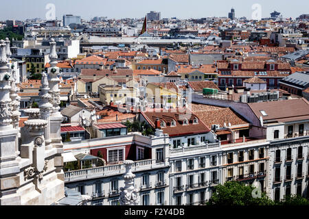 Madrid Spagna,Centro ispanico,Retiro,Plaza Cibeles,Palacio de Comunicaciones,Palazzo delle Comunicazioni,Terraza-mirador del Palacio de Cibeles,tetti,c Foto Stock