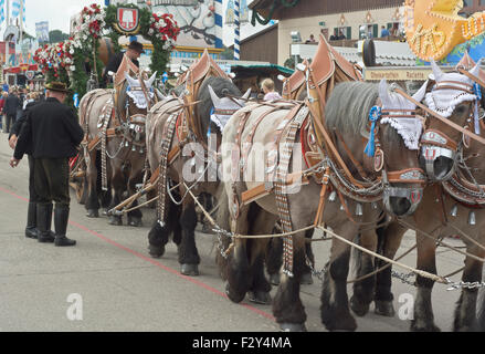 Monaco di Baviera, Germania - sept. 20, 2015: Spatenbrau birra divertente carrello folle a Okotoberfest annuale. Il Festival si svolge dal 19 Settembre fino al 4 ottobre 2015 a Monaco di Baviera, Germania. Foto Stock