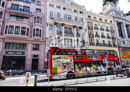 Madrid Spagna,Centro ispanico,Calle de Alcala,Tour della città,autobus,pullman,doppio piano,rosso,edifici residenziali,Spain150701074 Foto Stock