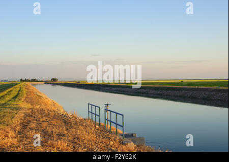 Canale di irrigazione southern alberta Foto Stock