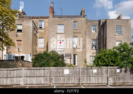 Dorsi delle terrazze Georgiane Parabola in strada, visto dal Lansdown Crescent, con l'Inghilterra bandiera, Cheltenham, Gloucestershire. Foto Stock