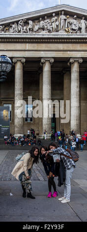 Le tre ragazze prendendo selfie davanti al British Museum di Londra, Inghilterra Foto Stock