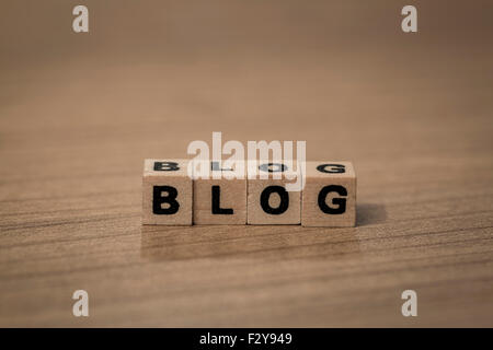 Blog scritto in cubi di legno su una scrivania Foto Stock