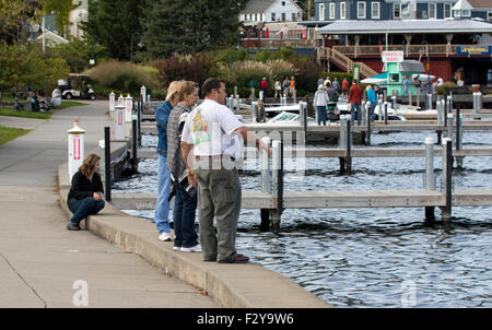 I turisti lungo la fine del lago George New York STATI UNITI D'AMERICA US America Adirondack State Park Adirondacks. Foto Stock