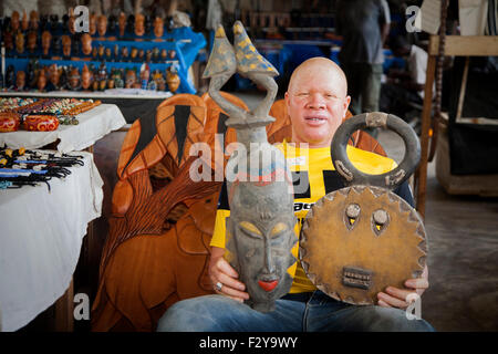 Albino in craft shop, Grand Bassam, Costa d'Avorio Foto Stock