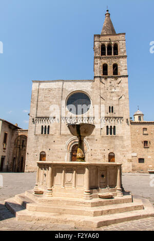 Silvestri piazza con la sua chiesa e la fontana a Bevagna in Umbria Foto Stock