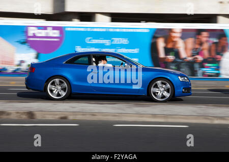 Vista laterale strada blur Audi A5; sfocata veicoli in movimento su "Strand' a Liverpool, Liverpool, Merseyside, Regno Unito Foto Stock