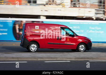 Panorama che si vede sul lato di Royal Mail van; sfocata veicoli in movimento su "Strand' a Liverpool, Liverpool, Merseyside, Regno Unito Foto Stock