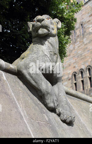 Leonessa sulla parete animale, Castello di Cardiff, Cardiff, Galles del Sud, Regno Unito Foto Stock