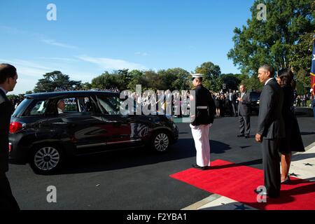 Stati Uniti Il presidente Barack Obama e la First Lady Michelle Obama attendere per salutare il Papa Francesco per lo Stato cerimonia di arrivo sul prato Sud della Casa Bianca Settembre 23, 2015 a Washington, DC. Questa è la prima visita del Papa Francesco negli Stati Uniti. Foto Stock