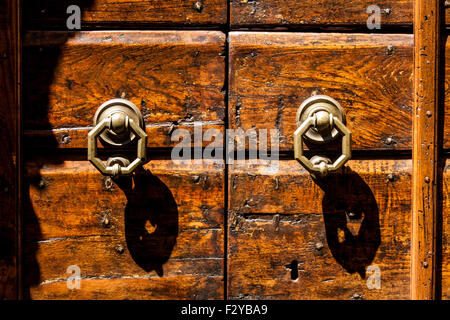 Ottagonale knoker porta su una vecchia porta di botte in Umbria - Italia Foto Stock