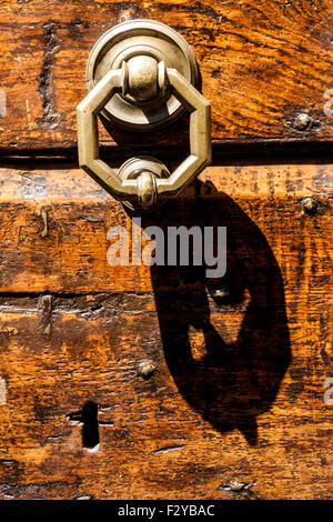 Ottagonale knoker porta su una vecchia porta di botte in Umbria - Italia Foto Stock