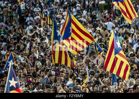 Barcellona, in Catalogna, Spagna. Xxv Sep, 2015. Migliaia di sostenitori del pro-indipendenza cross-partito lista elettorale 'Junts pel Si' (Insieme per il sì) riempire di Barcellona Maria Cristina Avenue sventolando bandiere durante l'ultima campagna di rally per il catalano elezioni autonoma Credito: Matthias Oesterle/ZUMA filo/Alamy Live News Foto Stock