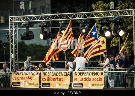 Barcellona, in Catalogna, Spagna. Xxv Sep, 2015. Pro-indipendenza sostenitori appendere cartelloni ultima lettura "l'indipendenza è la giustizia sociale" di fronte alla campagna finale rally per il catalano elezioni autonoma del partito trasversale lista elettorale 'Junts pel Si' Credito: Matthias Oesterle/ZUMA filo/Alamy Live News Foto Stock