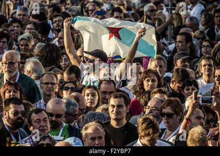 Barcellona, in Catalogna, Spagna. Xxv Sep, 2015. Un pro-indipendenza sostenitore solleva un galiziano pro-indipendenza bandiera durante la campagna finale di rally per il catalano elezioni autonoma del partito trasversale lista elettorale 'Junts pel Si' Credito: Matthias Oesterle/ZUMA filo/Alamy Live News Foto Stock