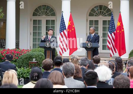 Washington, DC, Stati Uniti d'America. Xxv Sep, 2015. Il presidente cinese Xi Jinping (L) e U.S. Il presidente Barack Obama soddisfare con la stampa dopo i colloqui a Washington, DC, Stati Uniti, Sett. 25, 2015. © Huang Jingwen/Xinhua/Alamy Live News Foto Stock