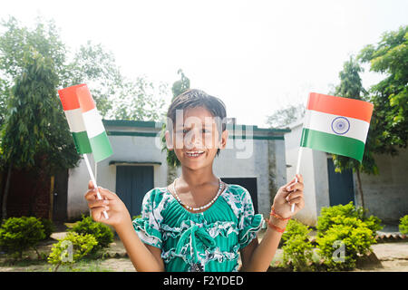 1 rurale indiano ragazza bambini bandiera il Giorno di Indipendenza Foto Stock