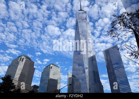 World Trade Center libertà torre circondata da nuvole bianche e cielo blu chiaro Foto Stock