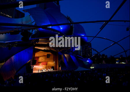 Jay Pritzker padiglione musicale, Chicago, Illinois. Bandshell in Millennium Park progettata da architetto Frank Gehry. Foto Stock