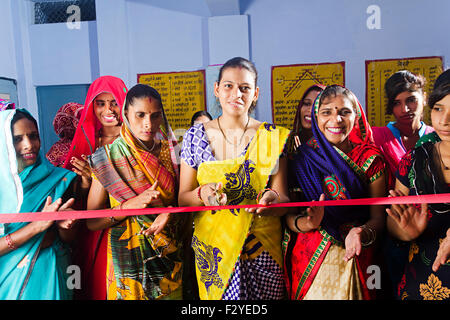 Rurale indiano abitante gruppo folle donna rurale Apertura del workshop Foto Stock