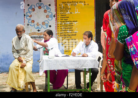Rurale indiano abitante gruppo folle dispensario medico di controllo Foto Stock
