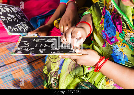 3 rurale indiano abitante womans istruzione Foto Stock