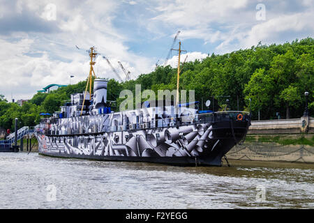 HMS Presidente dipinta da Tobias Rehberger nel 2014 per commemorare l'uso di abbagliare il camuffamento nella guerra mondiale l Foto Stock