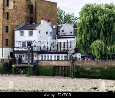 La prospettiva di Whitby, tradizionale inglese Riverside pub al Tamigi la bassa marea, London REGNO UNITO Foto Stock