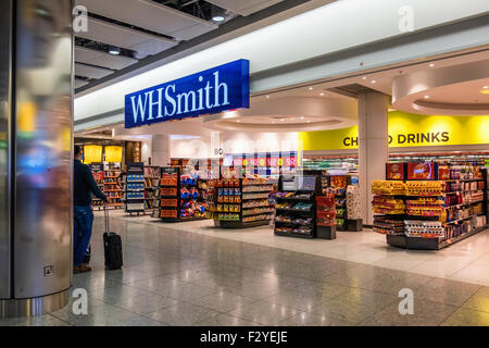 Dall'Aeroporto Londra Heathrow Terminal 2, Queen Elizabeth il terminale T2, W H Smith bookshop in sala partenze Foto Stock