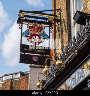 Greenwich, Londra. Ye Olde Rose & Crown pub inglese tradizionale segno Foto Stock