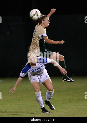 Williamsburg, VA, Stati Uniti d'America. Xxv Sep, 2015. 20150925 - William e Maria defender Haley Kent (13) Capi la palla su Hofstra avanti Lia Galton (21) nella seconda metà alla famiglia Martin Stadium di Williamsburg, Virginia Hofstra sconfitto William e Maria, 2-1. © Chuck Myers/ZUMA filo/Alamy Live News Foto Stock