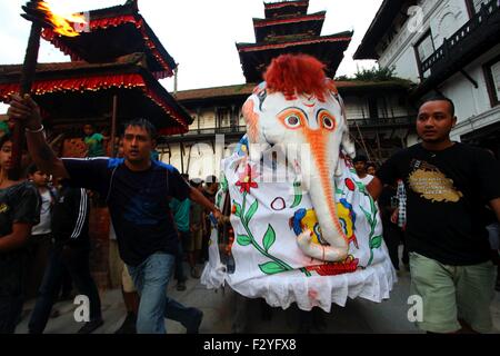 Kathmandu, Nepal. Xxv Sep, 2015. Un elefante-attori mascherati 'Pulukisi' esegue il primo giorno del Festival Indrajatra a Kathmandu, Nepal, Sett. 25, 2015. Nepalesi celebrano il Festival Indrajatra al culto "Indra', il Re degli dèi secondo il mito indù. © Sunil Sharma/Xinhua/Alamy Live News Foto Stock