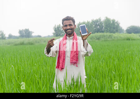 1 rurale indiano maso contadino Telefono cellulare la qualità che mostra il dito puntato Foto Stock