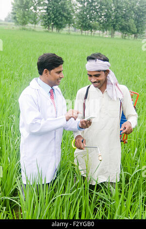 2 medico indiano e rurali di coltivatore di piante di fattoria la spruzzatura Foto Stock