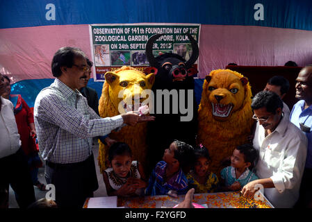 Kolkata, India. Xxv Sep, 2015. Il Alipore Zoo e il Dhumketu teatro delle marionette organizzato uno spettacolo di marionette convogliare un messaggio della foresta animale in occasione del 141Foundation giorno del giardino zoologico. © Saikat Paolo/Pacific Press/Alamy Live News Foto Stock