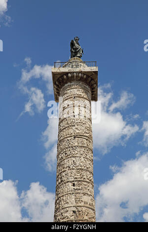 La colonna di Marco Aurelio in piedi in Piazza Colonna a Roma Italia Foto Stock