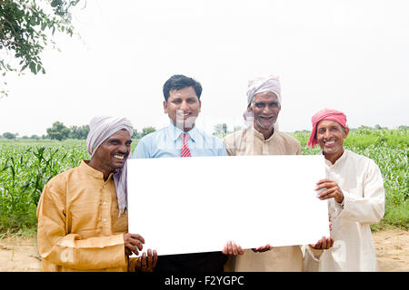 4 rurale indiano Business Man e agricoltore farm bacheca mostrando Foto Stock