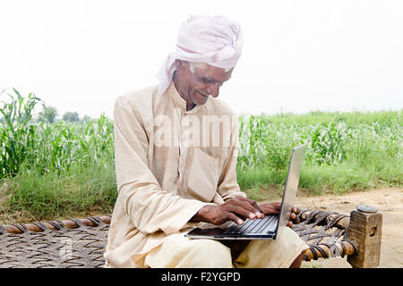 1 rurale indiano agricoltore Senior farm di lavoro portatile Foto Stock