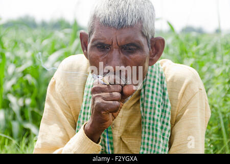 1 rurale indiano agricoltore Senior farm fumatori Bidi Foto Stock