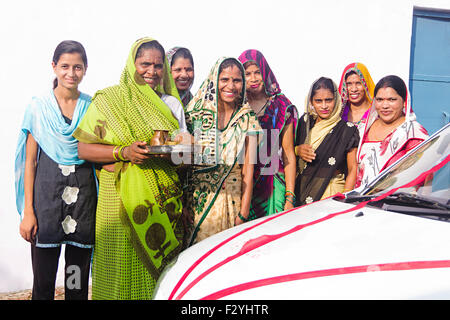 Rurale indiano abitante gruppo New car inizio culto Foto Stock