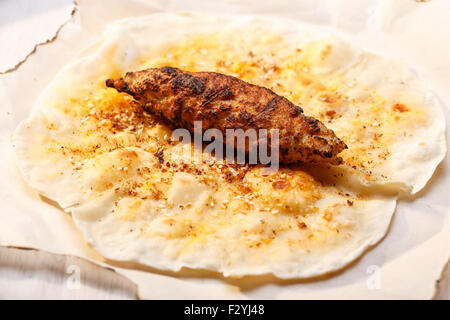 Shish kofte (kofta kebab) sul pane naan speziato flatbread Foto Stock