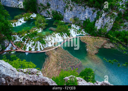 Passeggiata nel parco dei laghi di Plitvice, Croazia Foto Stock