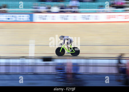 Manchester, Regno Unito. 26 Sep, 2015. matthew roper vola attraverso la linea stessa durante il suo run in 200m battenti avviare tt qualifica all'2015 british ciclismo via nazionale dei campionati a livello nazionale in bicicletta nel centro di Manchester, Regno Unito. l'evento annuale offre una opportunità unica per il pubblico di vedere di classe mondiale per i ciclisti che competono per l'ambita british champions maglie. Credito: Ian Hinchliffe/alamy live news Foto Stock