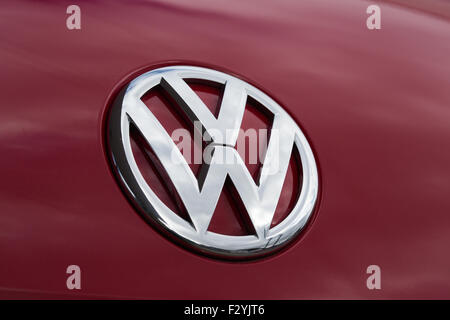 Volkswagen logo sulla parte anteriore della macchina Foto Stock