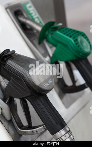 Immagine ravvicinata di ugello di carburante in corrispondenza della stazione di riempimento Foto Stock