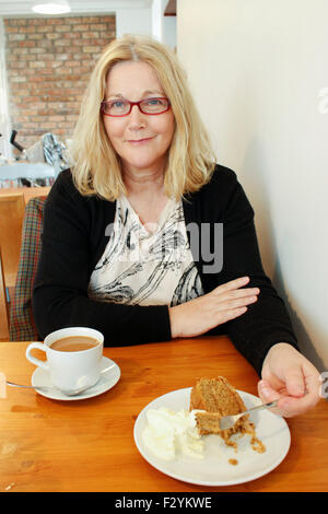 I vecchi attraente donna irlandese di bere il caffè nella caffetteria, nella contea di Kerry Irlanda Foto Stock